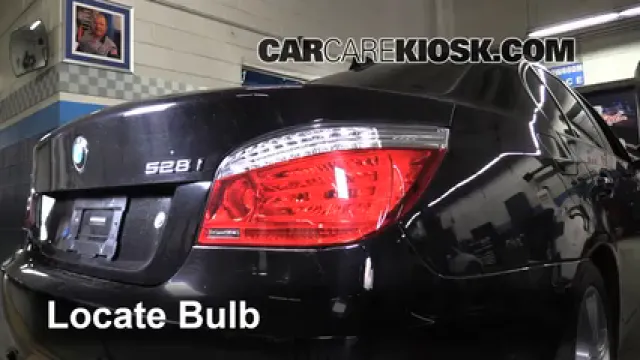 2010 BMW 528i 3.0L 6 Cyl. Éclairage Feux de marche arrière (remplacer une ampoule)
